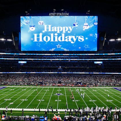 La pantalla en medio del estadio es uno de los atractivos visuales del complejo (X/@ATTStadium)