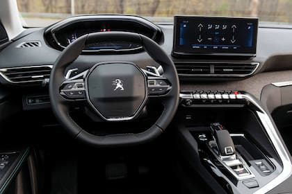 La pantalla es táctil, tiene sistema propio de navegación, y siguen las teclas tipo piano y la palanca símil avión, con levas detrás del volante.