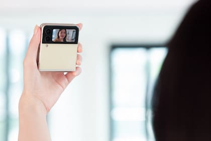 La pantalla externa de 1,9 pulgadas permite tomar selfies con el Galaxy Z Flip3 cerrado