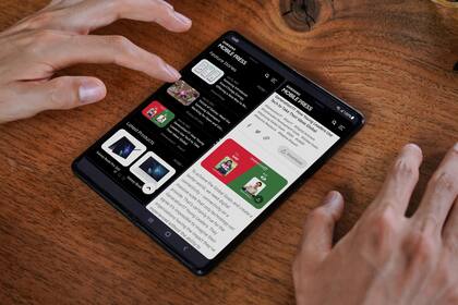 La pantalla flexible de 7,6 pulgadas del Galaxy Z Fold3 permite ver más contenido en pantalla