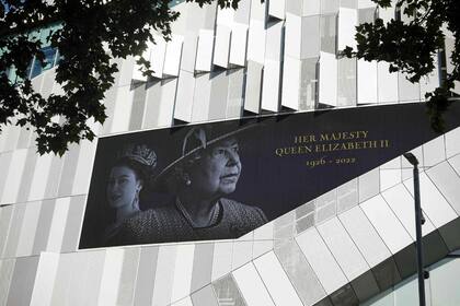 La pantalla gigante fuera del estadio muestra un homenaje a la reina Isabel II de Gran Bretaña antes del partido de fútbol de la Premier League inglesa entre el Tottenham Hotspur y el Leicester City en el estadio del Tottenham Hotspur en Londres, el 17 de septiembre de 2022.
