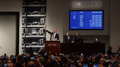 La pantalla indica el precio del lote 9B, el objeto de deseo en Christie’s