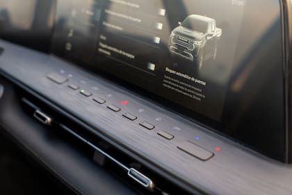 La pantalla multimedia de 12,3 pulgadas domina la consola y reúne las funciones de conectividad y entretenimiento con una interfaz clara e intuitiva.