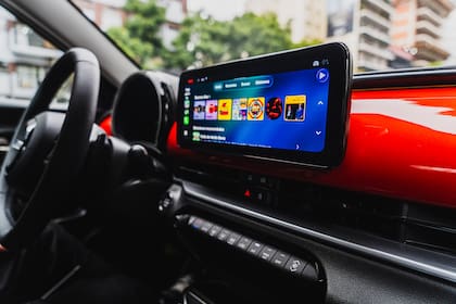 La pantalla táctil de 10,25” y el diseño interior del Fiat 600 Hybrid refuerzan su propuesta tecnológica y urbana.
