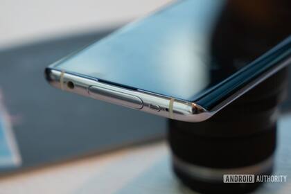 La pantalla tiene un diseño de tipo "cascada", en el que se curva hacia los laterales del teléfono