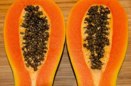 La papaya contiene papaína, que facilita la descomposición de las proteínas en el estómago