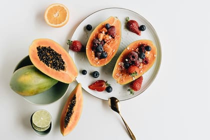 La papaya se distingue por su alto contenido en antioxidantes, vitaminas y minerales