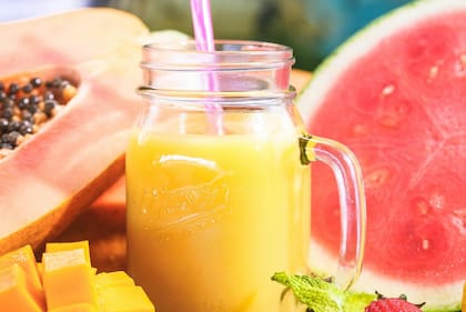 La papaya se puede consumir en jugos o batidos con cúrcuma o jengibre