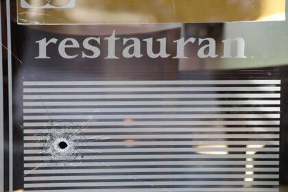 Una de las balas impactó en la puerta de un restaurante