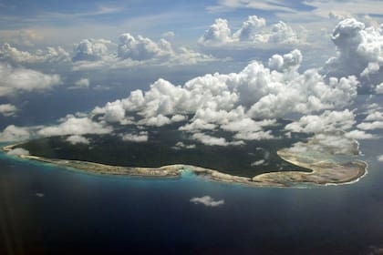 La isla, cubierta de vegetación, está en la Bahía de Bengala