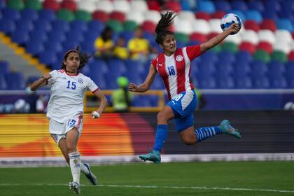 La paraguaya Camila Arrieta y la chilena Daniela Zamora pelean por el balón en el encuentro de la fase de grupos de la Copa American femenina el lunes 11 de julio del 2022. (AP Foto/Dolores Ochoa)