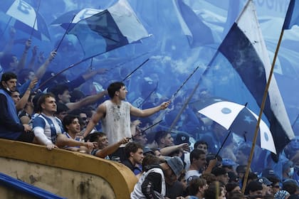 La parcialidad de SIC activó bombas de humo azul antes del partido, como parte del típico colorido del clásico; luego cantó provocativamente.