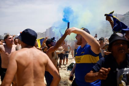 La parcialidad xeneize invade la playa de Copacabana