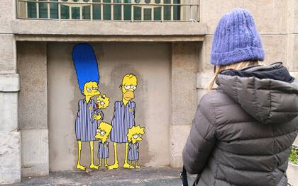 La pared con los Simpson deportados a Auschwitz que Palombo realizó para la Jornada de la Memoria, antes de que fuera vandalizado