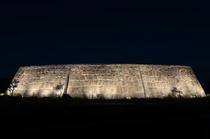 La pared construida por más de veinte maestros pedreros que viajaron especialmente desde Perú