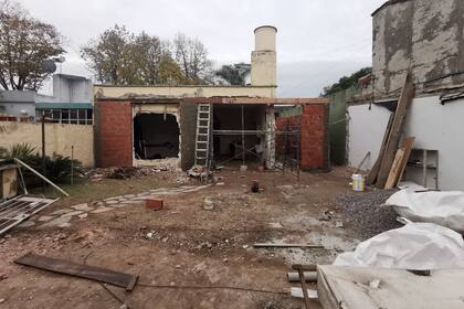 La pared de ladrillos sobre la derecha marca el ancho del techo vidriado del living. También desde aquí se ve el pasillo que se dejó ex profeso para guardar “todo lo que no entra en la casa”.