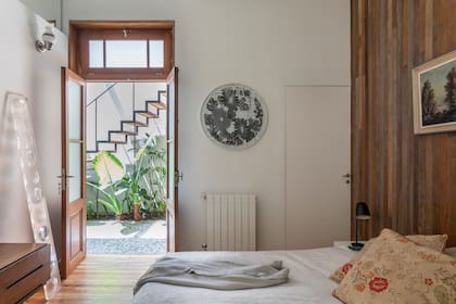 La pared del fondo de cama se resolvió igual que la del patio central (Mazzei Maderas).
