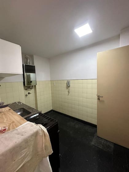 La pared libre solo invitaba a apoyar la heladera y muebles sueltos sin aprovechar bien su altura.