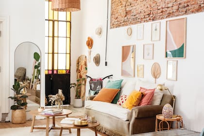 La pared sobre el sillón es la favorita de Nat, con obras de Cool Stuff, AB Acuarelas y Veros Ilustraciones.