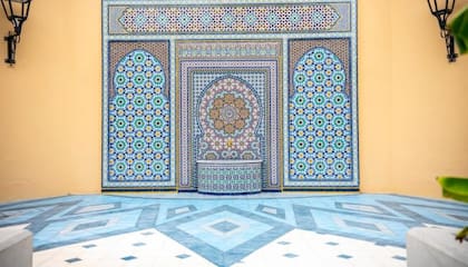 La pared y su fuente, realizados con mosaicos marroquíes artesanales; el diseño tiene los colores de la bandera argentina