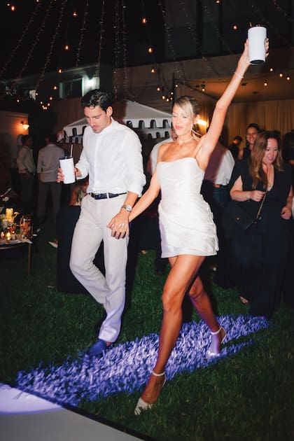 La pareja, alentando a los invitados a salir a la pista