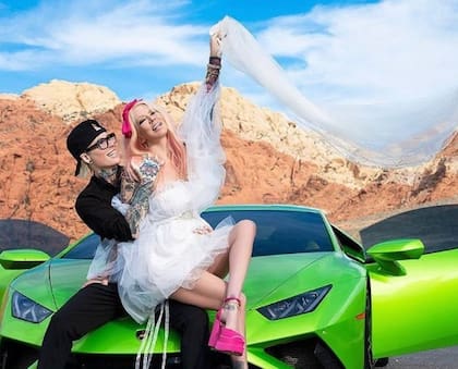 La pareja alquiló un Lamborghini verde neón el día de su boda