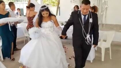 La pareja, antes de ingresar al altar