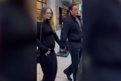 La pareja apareció frente a cámara y sorprendió con su anuncio (Captura video)