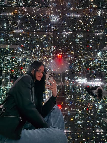 La pareja apreció la vista de la ciudad desde un observatorio (Foto: Instagram @orianasabatini)