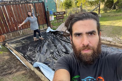 La pareja argentina haciendo reformas en su nuevo hogar ubicado en Estación Atlántida, Uruguay.