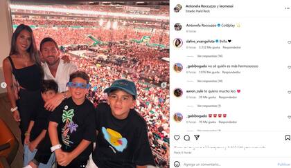 La pareja asistió al recital junto a sus tres hijos: Thiago, Mateo y Ciro