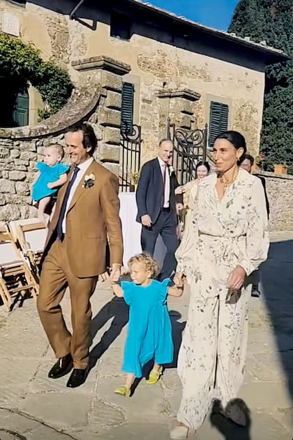 La pareja camina junto a sus herederas mientras los invitados los reciben con aplausos.