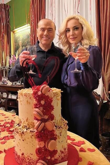 La pareja celebró el día de San Valentín con una torta alegórica.