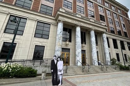 La pareja Chilcutt en la fotografía de su boda en el edificio Juneau en Alaska (Facebook)