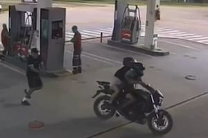 Quiso huir con una moto robada, chocó de lleno contra el vidrio del shop de una estación de servicio y fue detenido