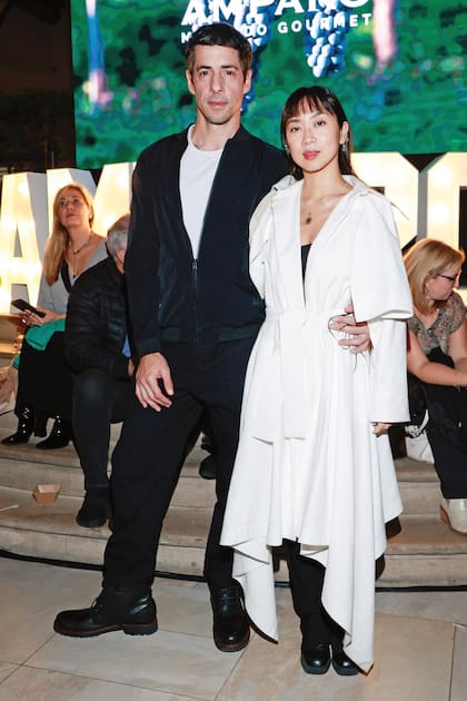 La pareja combinó sus looks en blanco y negro.