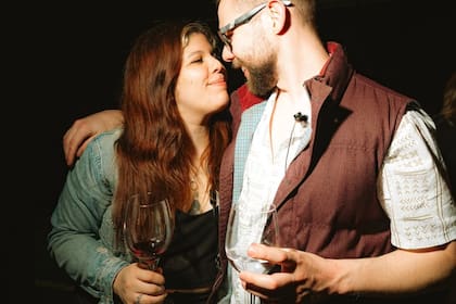 La pareja comparte su pasión por los vinos con sus seguidores (Foto: Gentileza Truchommeliers)