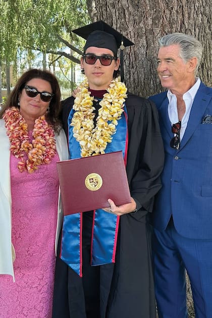 La pareja compartió en sus redes sociales el día en que su hijo Paris se graduó en la Escuela de Cine y Televisión de la Universidad Loyola Marymount.
