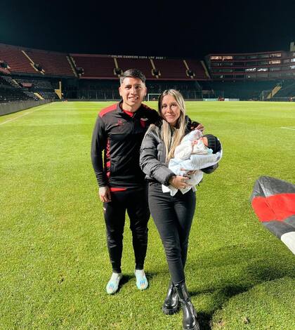 La pareja compartió una foto desde la cancha del Colón en su despedida