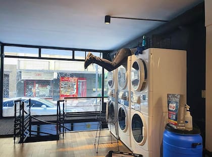 La pareja compró un loft en microcentro de dos plantas: arriba el lavadero, abajo la administración