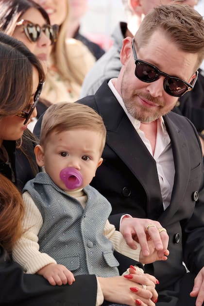 La pareja con el pequeño Carson en brazos.
