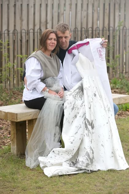 La pareja con el vestido cubierto de pintura - Andy Barnes/w8media