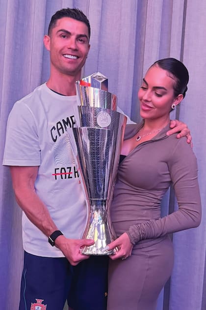 La pareja con la copa UEFA
Nations League que el jugador conquistó el domingo
pasado con la selección portuguesa.