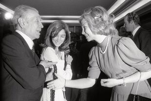 La pareja con la reina Sofía de España. Detrás se observa al rey emérito Juan Carlos. Fue en Madrid, en 1980. 
