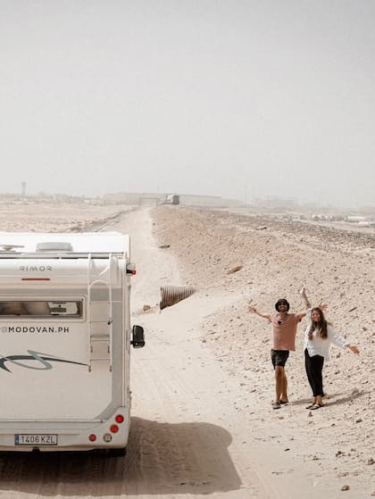 La pareja con su camioneta en Mauritania