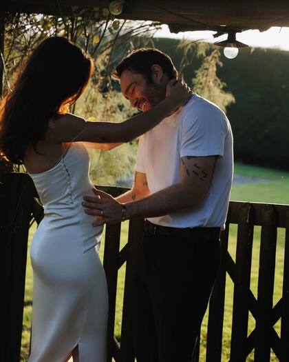 La pareja confirmó la especial noticia con una romántica producción de fotos (Captura: Instagram)