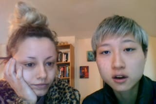 La hija de Jackie Chan vive en la calle y culpa a su papá por "homofóbico"