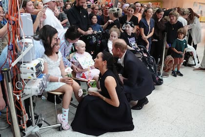 La pareja conversa cariñosamente con algunos de los chicos internados en el Royal Children’s Hospital de Melbourne
