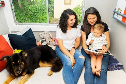 La pareja convive con un bebe y una mascota