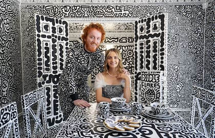 La pareja creó una línea de ropa y vajilla que usan en su casa en combinación con la decoración
